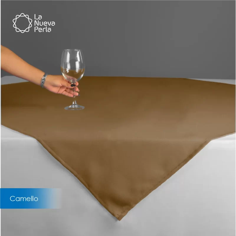 Cubre mantel Tergal Liverpool 145x145 cm Camello