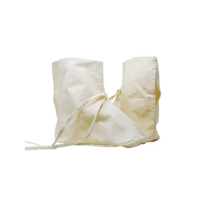 Botas quirúrgicas reutilizables en color crudo, confeccionadas en 100% algodón. Diseñadas para ofrecer comodidad, protección y durabilidad en entornos clínicos y hospitalarios. Su diseño sin plantilla se adapta de forma natural al pie, permitiendo libertad de movimiento y reduciendo la fatiga durante largas jornadas. Resistentes a múltiples ciclos de lavado y esterilización, representan una alternativa higiénica y sustentable frente a las opciones desechables. Ideales para quirófanos, clínicas y hospitales que buscan funcionalidad sin comprometer la calidad.
